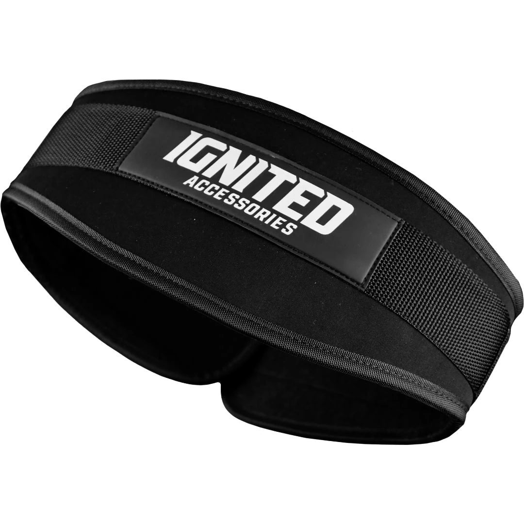 Ignited Basic Lifting Belt Black, ett svart anatomiskt lyftarbälte i nylon med vit logotyp för tunga lyft.