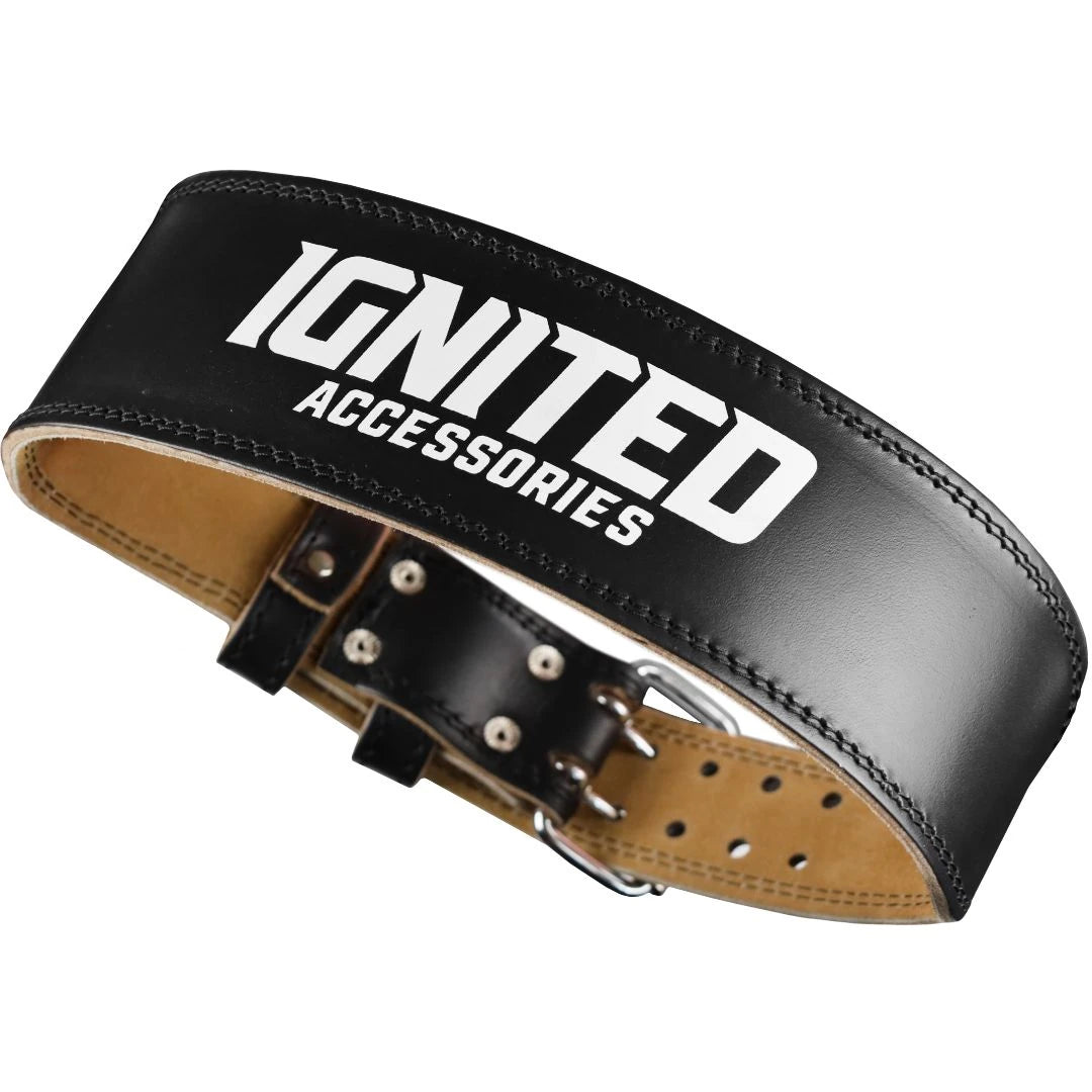 Ignited Classic Lifting Belt Black, ett svart lyftbälte i läder med vit logotyp och robust dubbelknäppt spänne.