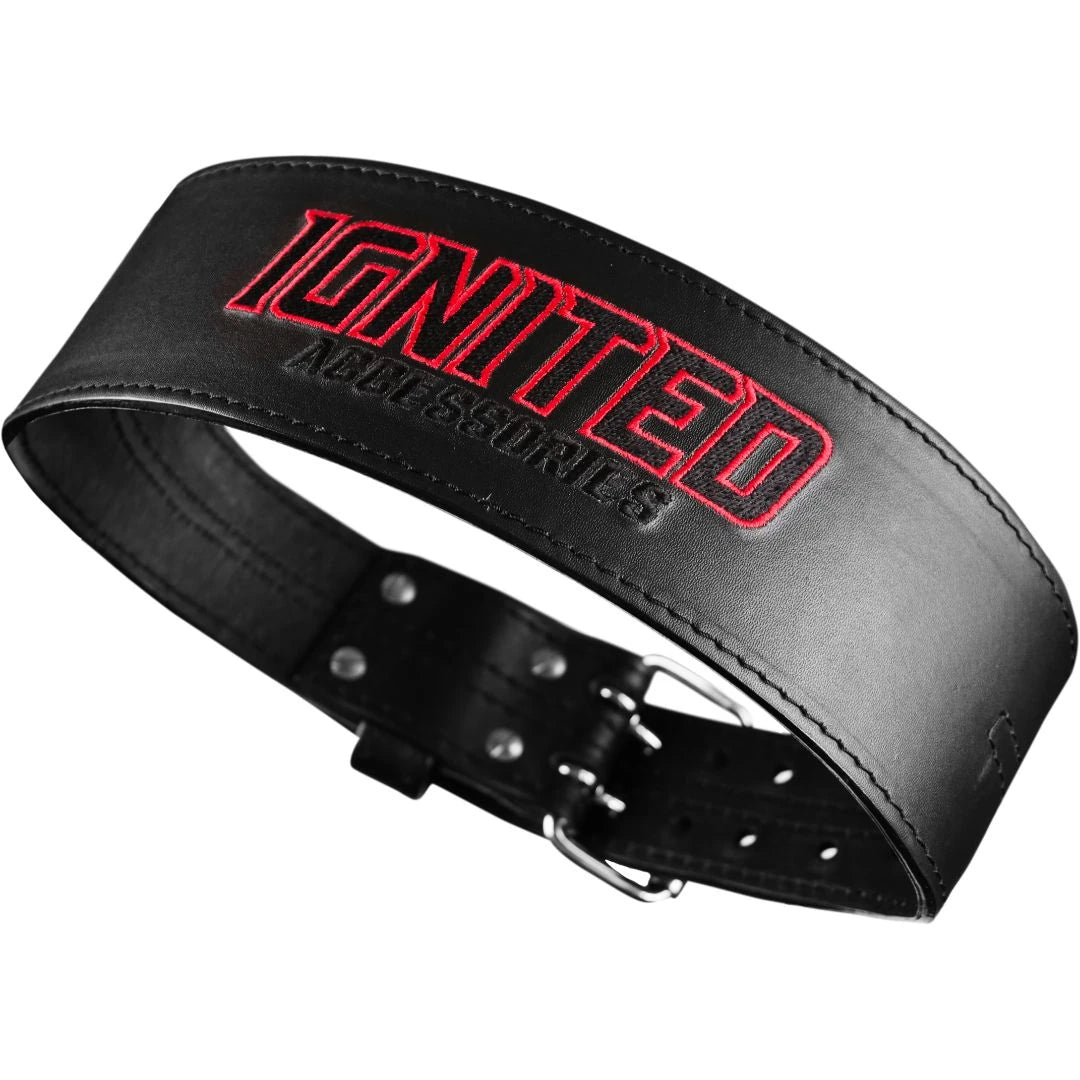 Ignited Premium Lever Belt Black, ett svart träningsbälte i läder med röd logotyp för optimalt stöd vid tunga lyft.