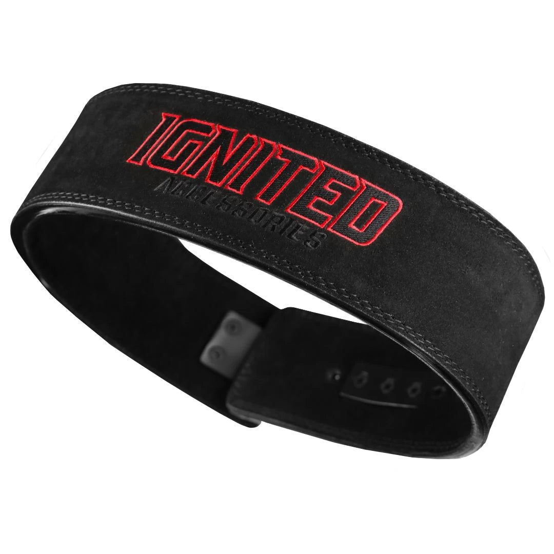 Ignited Adjustable Lever Belt Black i svart premiumläder med en röd broderad Ignited-logotyp för optimalt stöd vid styrkelyft.