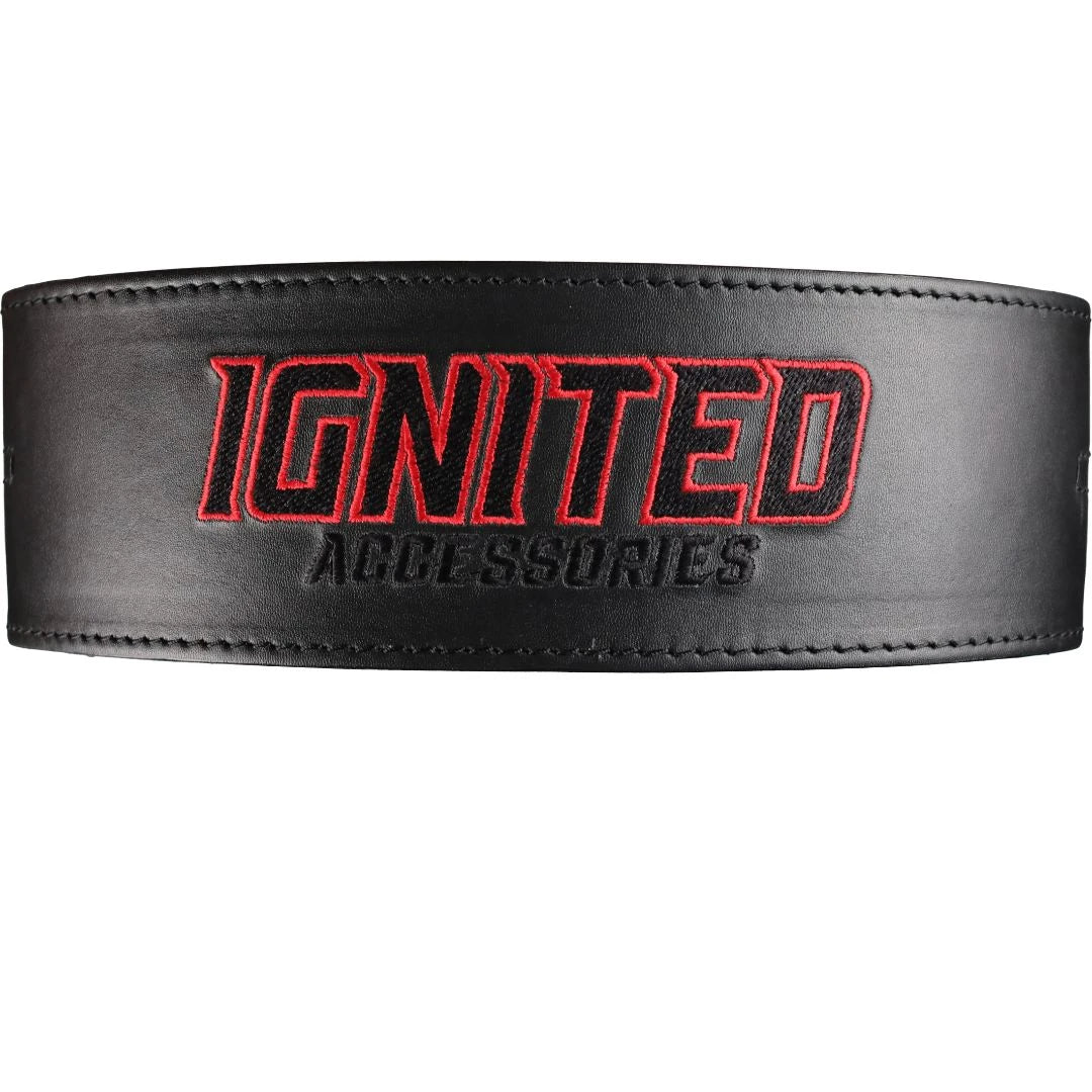 Ignited Padded Premium Lifting Belt Black är ett svart lyftarbälte i läder med röd broderad logotyp.