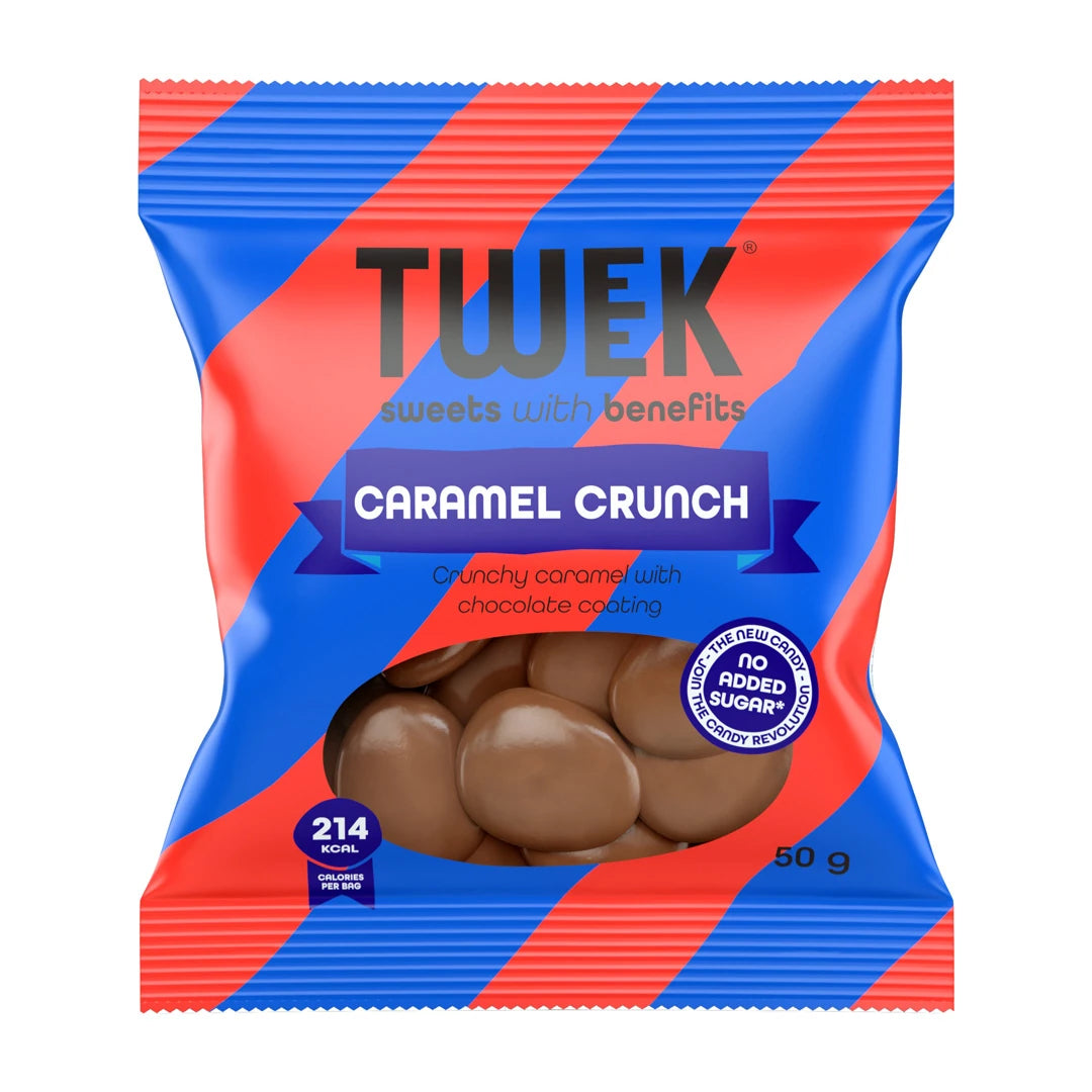 Tweek Sweets 50 g choklad i en blå och röd påse med genomskinligt fönster som visar mjölkchokladdragéer med smak av Caramel Crunch.