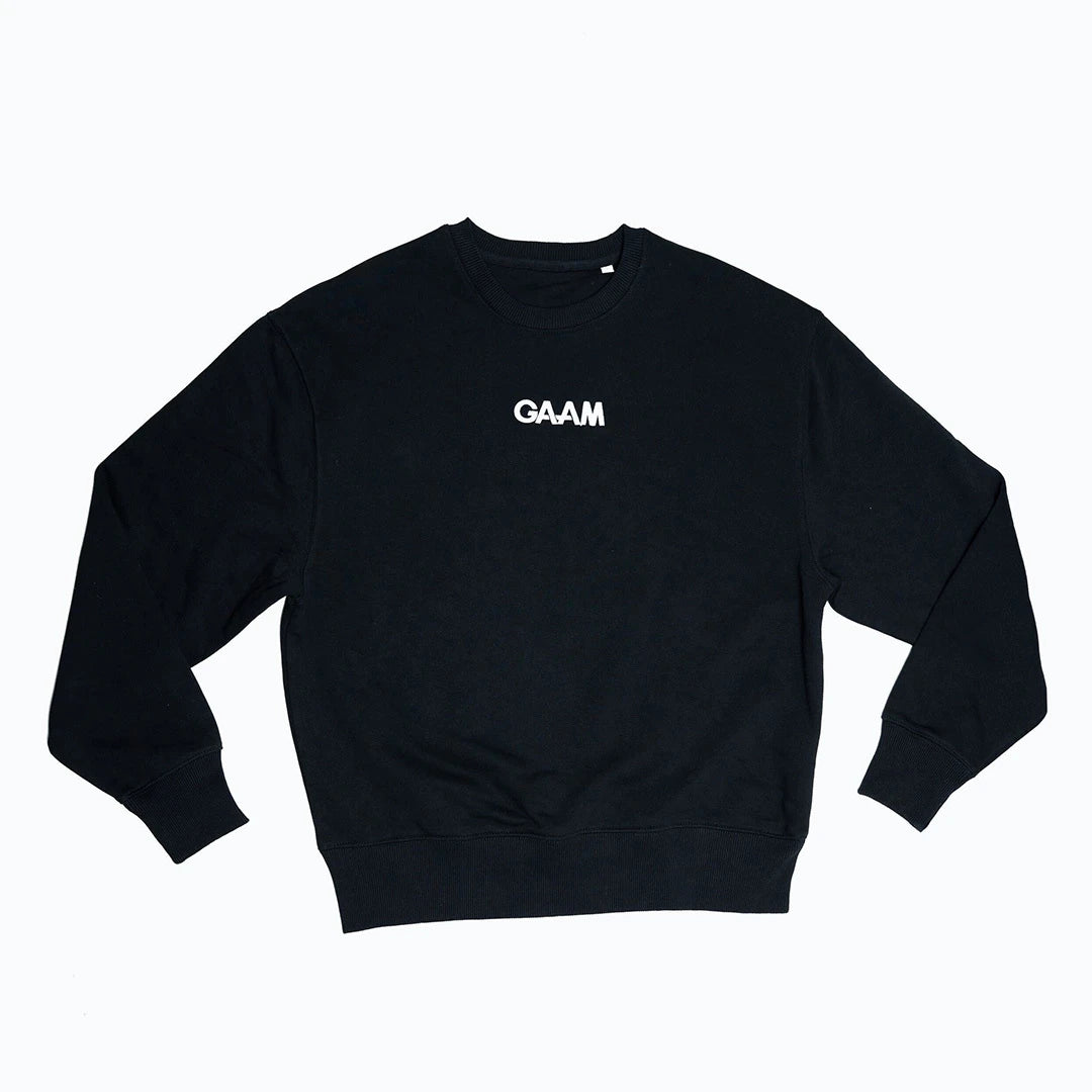 GAAM Sweatshirt Black är en stilren svart tröja med vit GAAM-logotyp på bröstet för både träning och vardag.