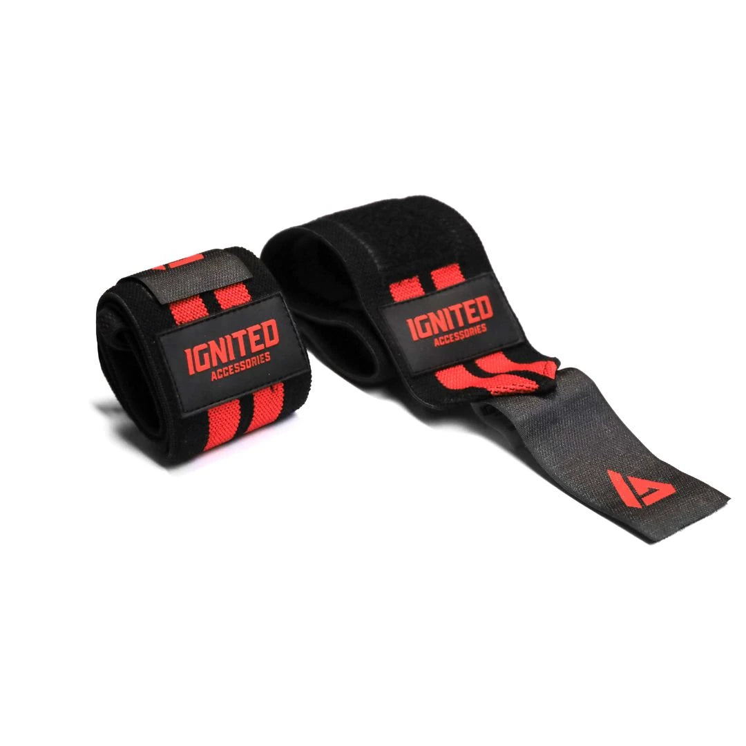 Ignited Premium Wrist Wraps 18" Black/Red, ett par svarta handledslindor med röda ränder för tung styrketräning.
