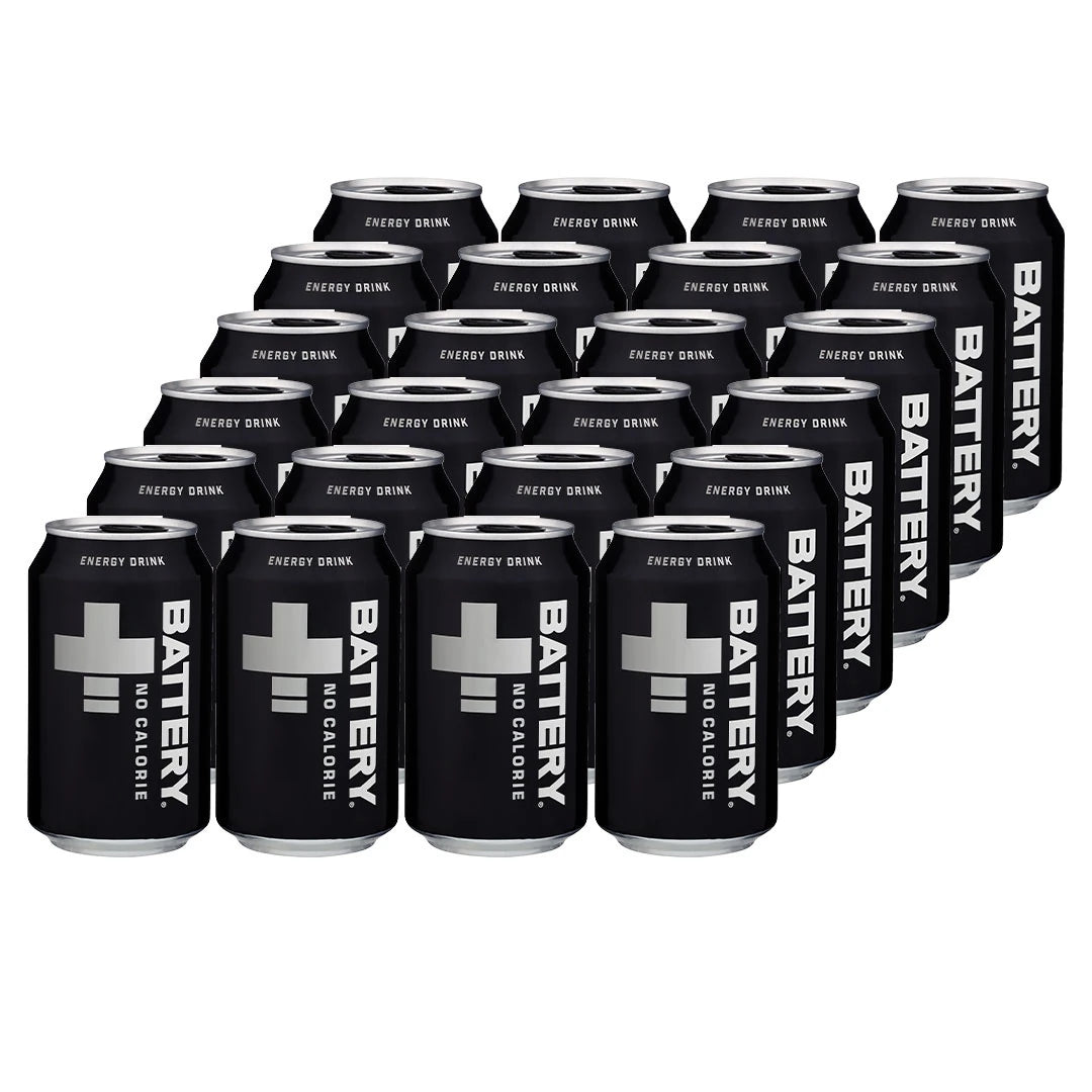 24 x Battery Energy Drink 330 ml NoCal 33B i ett flak med svarta burkar med vit text och silvriga detaljer.