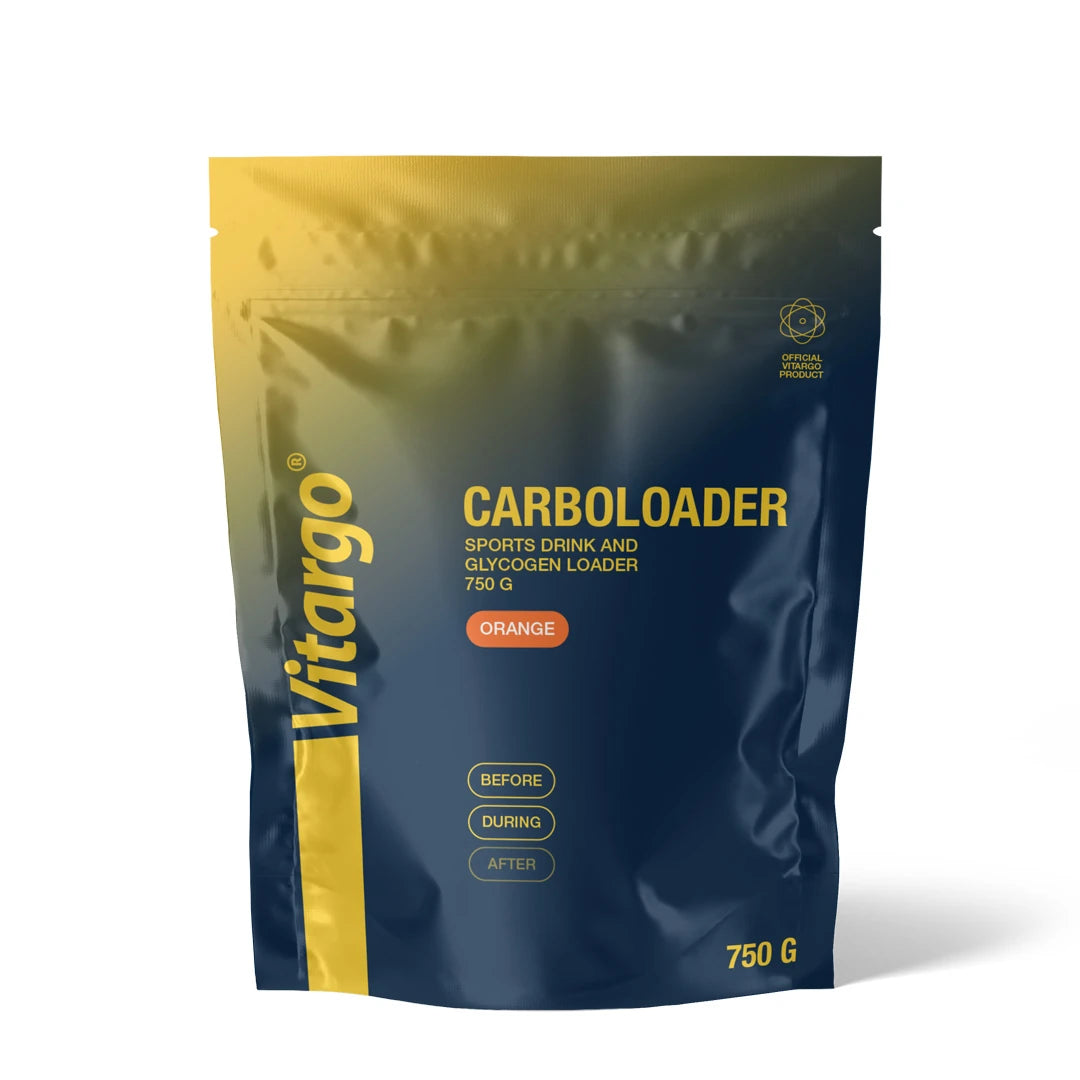 Vitargo Carboloader 750 g sportdryckspulver i en mörkblå påse med gula detaljer och text för apelsinsmak.