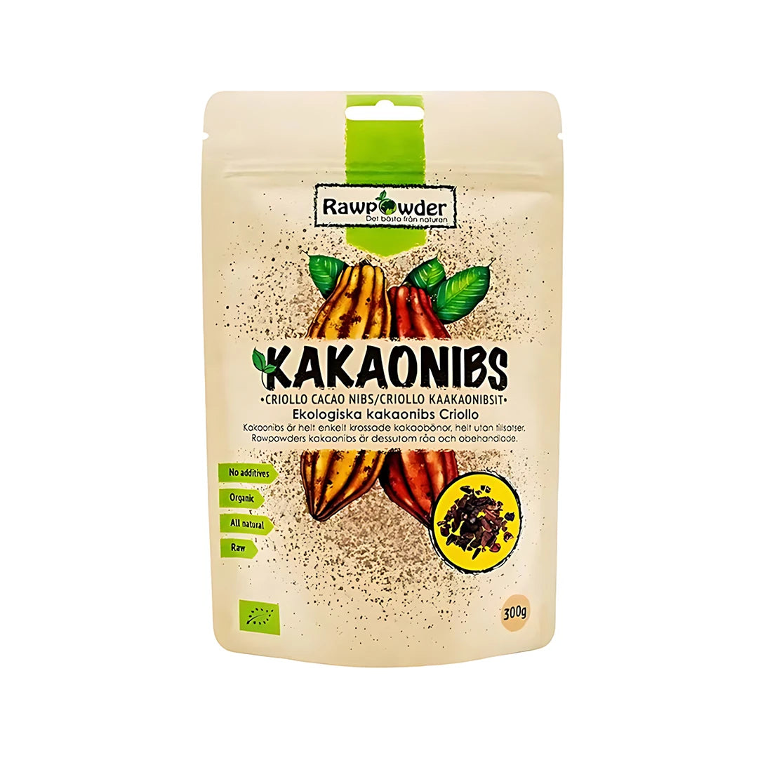 Rawpowder Kakaonibs 150 g i en ljusbrun stående påse med grön färgklick och illustration av kakaofrukter.