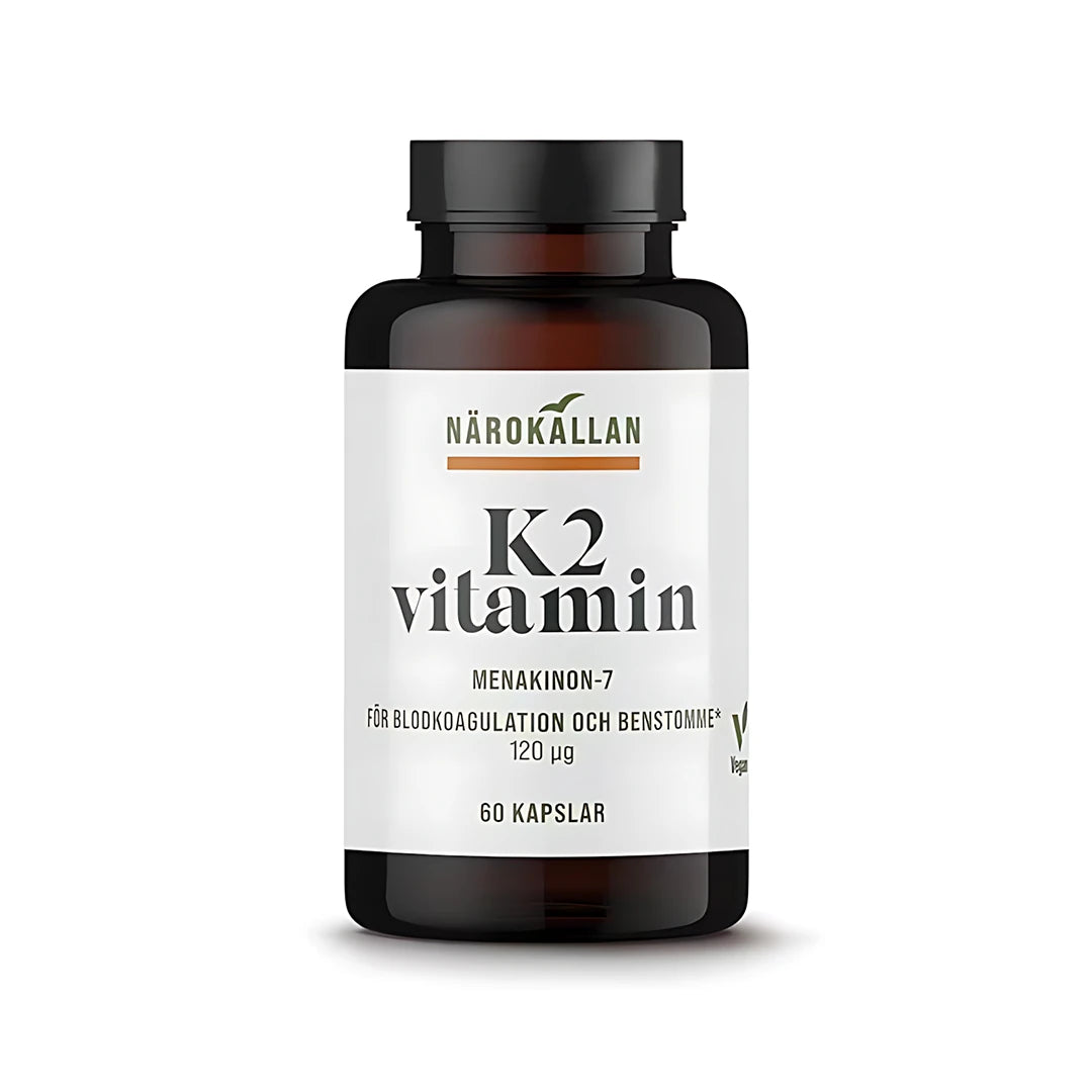 Närokällan K2 Vitamin 60 caps veganskt kosttillskott i en mörk glasburk med vit etikett.