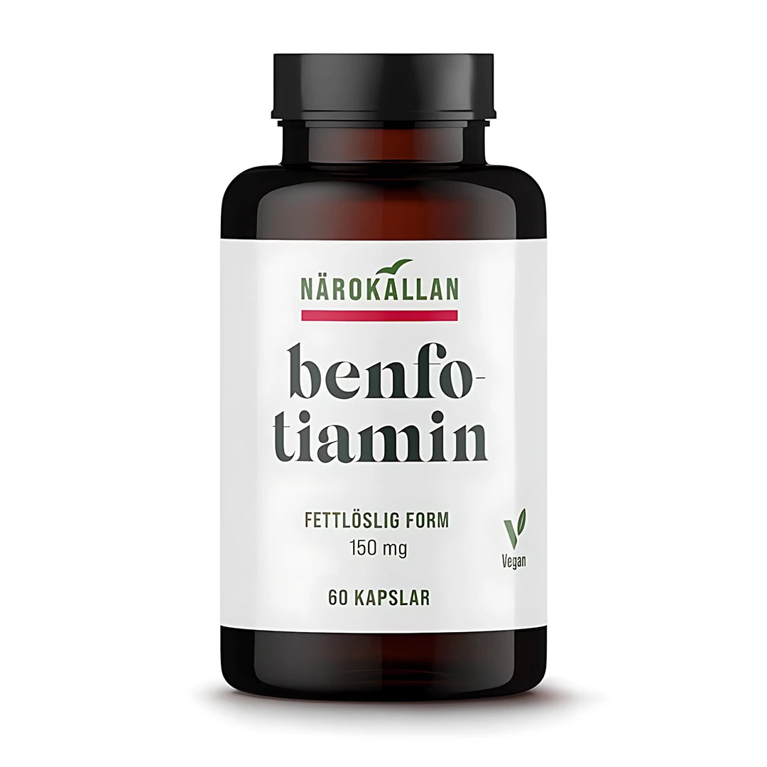 Närokällan Benfotiamin 150 mg 60 caps förpackad i en mörkbrun burk med svart lock och vit etikett.