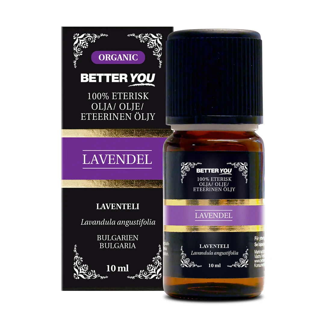 Better You Lavendelolja EKO Eterisk 10 ml, brun glasflaska med svart lock och tillhörande förpackning med lila detaljer.