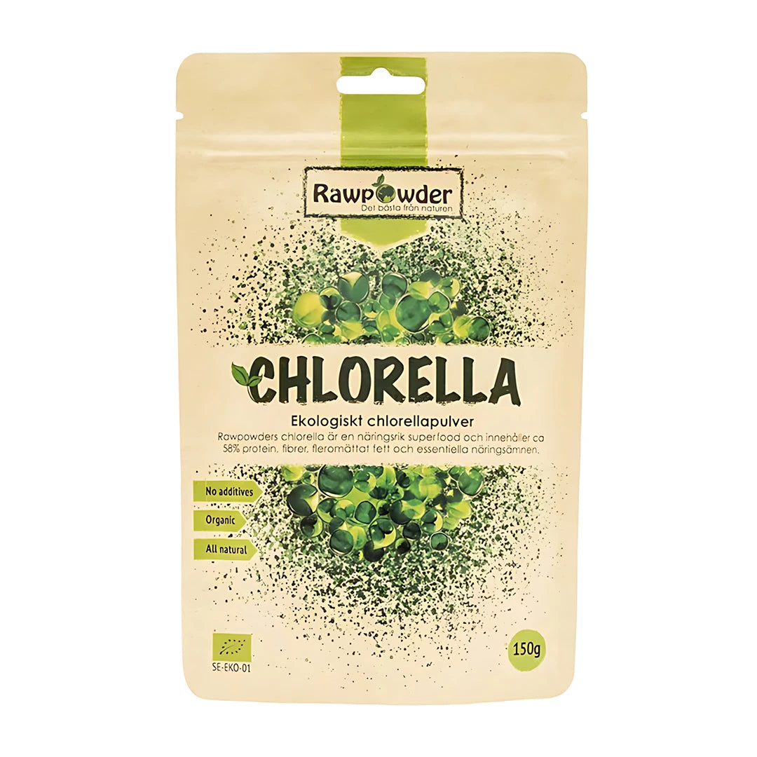 Rawpowder Chlorella pulver 150 g i en beige påse med gröna detaljer och illustrationer av chlorella.