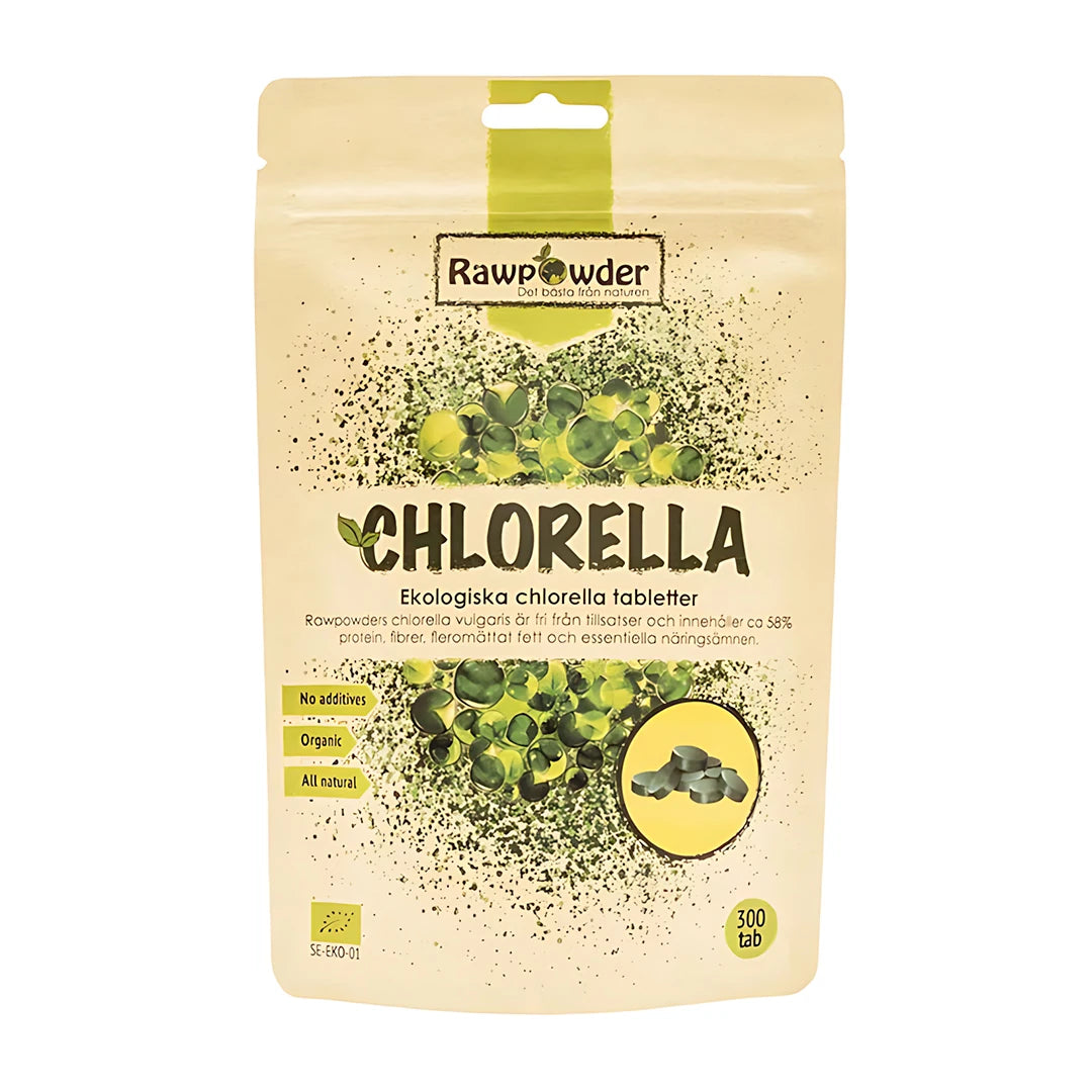 Rawpowder Chlorella 300 tabs i en beige återförslutningsbar påse med gröna grafiska detaljer av tabletter och pulver.