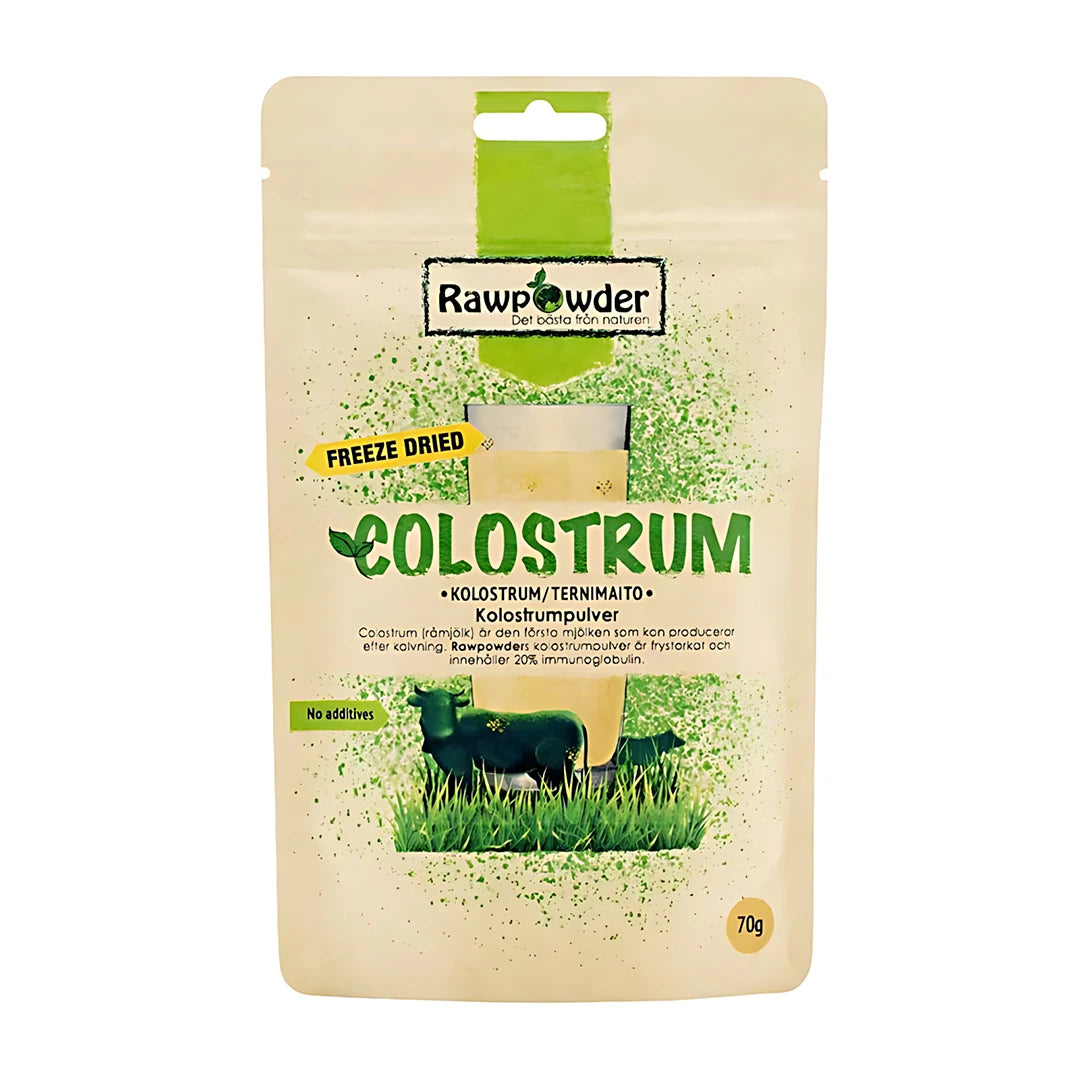 Rawpowder Colostrum 70 g i en beige återförslutningsbar påse med gröna detaljer och bild av en ko.