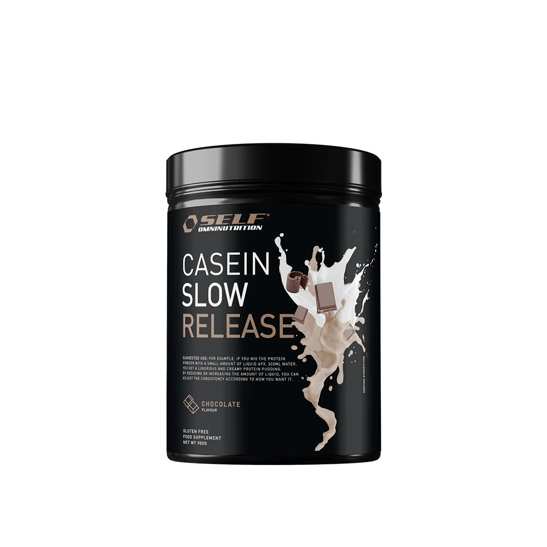 Self Omninutrition Casein 900 g kaseinprotein i en svart burk med chokladstänk och text för smaken Chocolate.