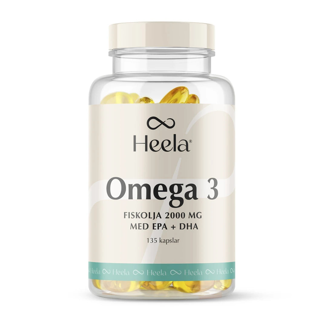 Heela Omega 3 - 135 caps fiskolja i en genomskinlig burk med vit och ljusblå etikett samt gula gelékapslar synliga inuti.