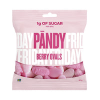 Pändy Candy 50 g Berry Ovals i en ljusrosa godispåse med rosa och vita skumgodisar i botten.