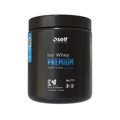 Svart burk med Self Omninutrition Iso Whey Premium 800 g proteinpulver i smaken White Chocolate Strawberry.
