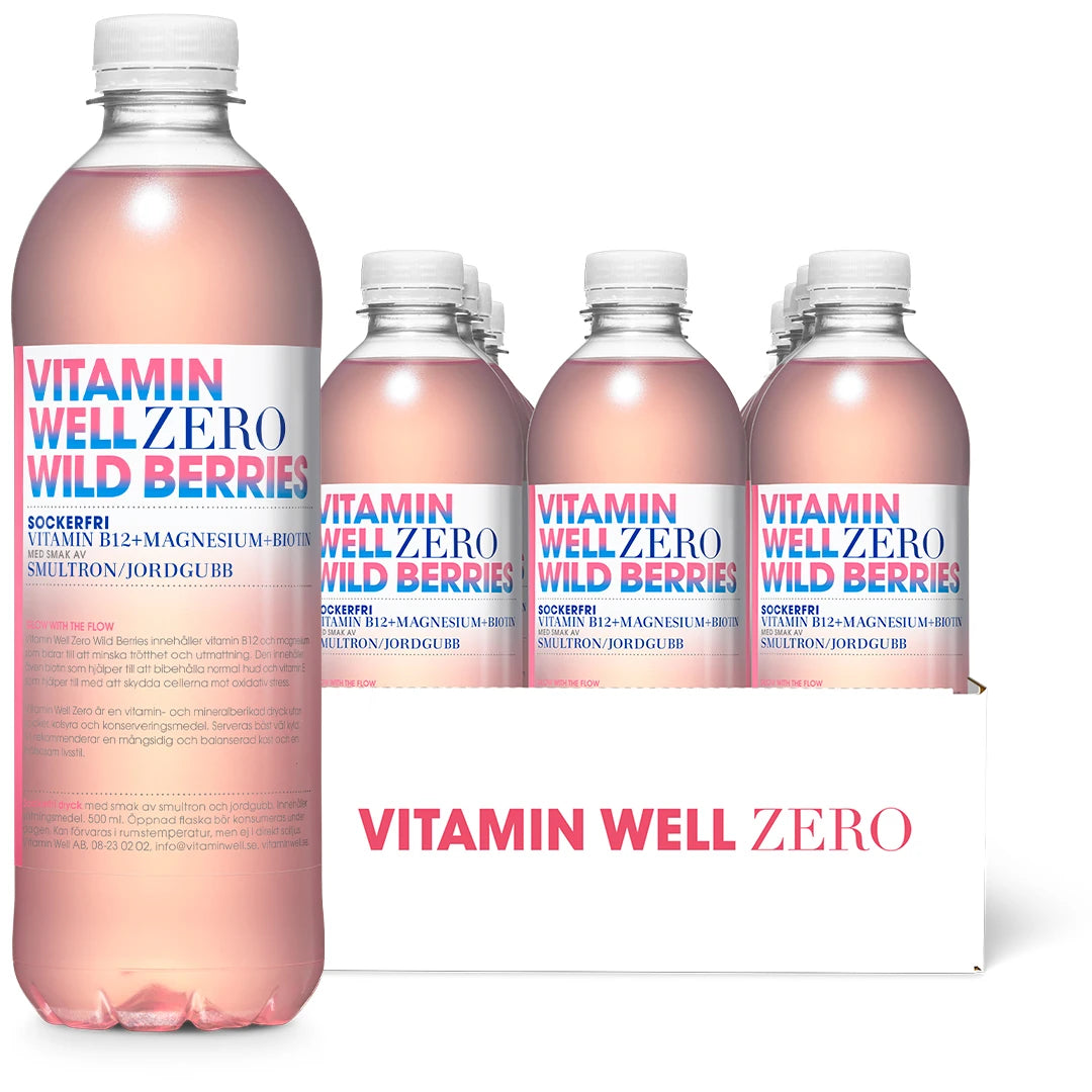 12 x Vitamin Well Zero 500 ml Wild Berries i en vit kartong med ljusrosa flaskor och vit etikett med rosa text.