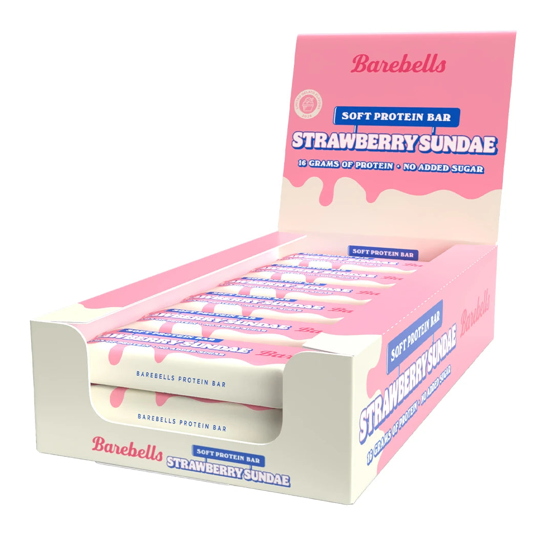 12 x Barebells Soft Bar 55 g Strawberry Sundae i en rosa och vit låda med flera förpackade proteinbars inuti.