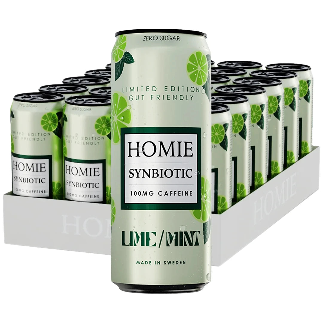 24 x Homie Wake Up Synbiotic 330 ml Lime/Mint i ett vitt flak med ljusgröna burkar dekorerade med limeskivor.