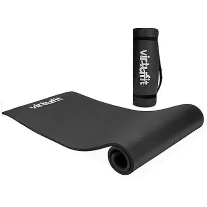 Virtufit Fitness Mat 180 x 60 cm i svart nitrilgummi utrullad med hoprullad matta med axelrem i bakgrunden.