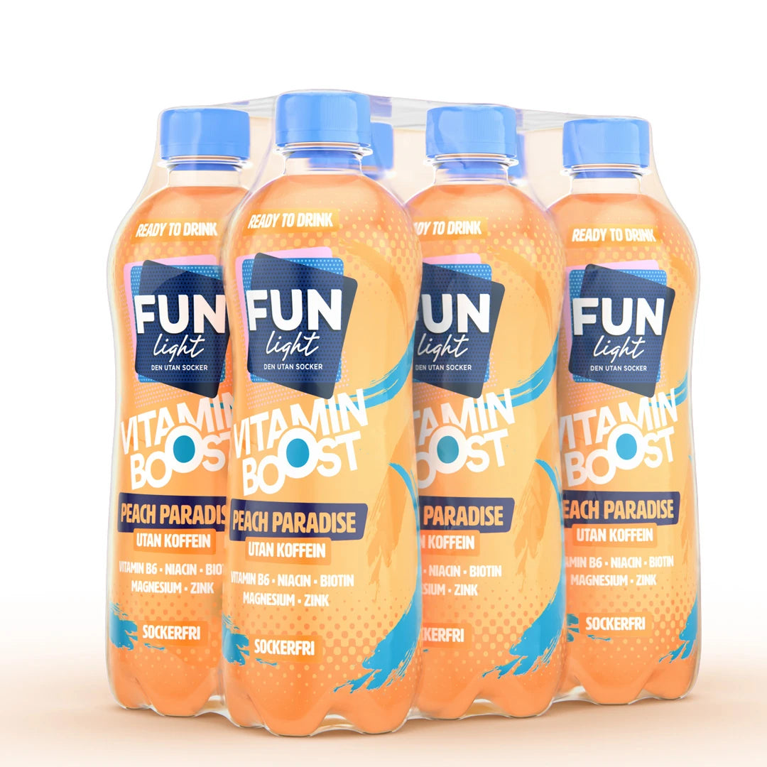 6 x Fun Light Vitamin Boost 500 ml Peach Paradise i ett 6-pack av plastflaskor med blåa korkar och orangefärgad dryck.