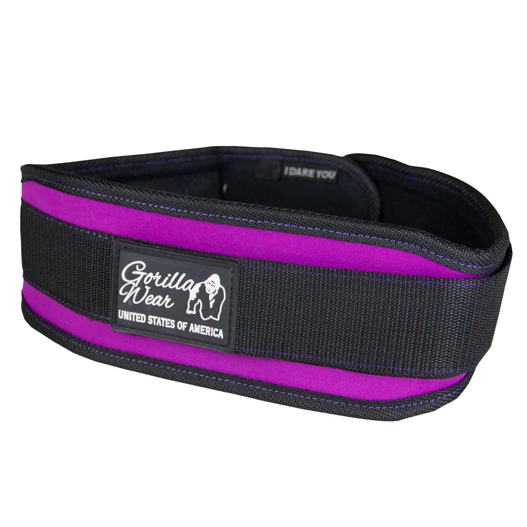 Gorilla Wear 4 Inch Women's Lifting Belt Black/Purple, ett mjukt och justerbart träningsbälte i svart och lila nylon med logga på framsidan.