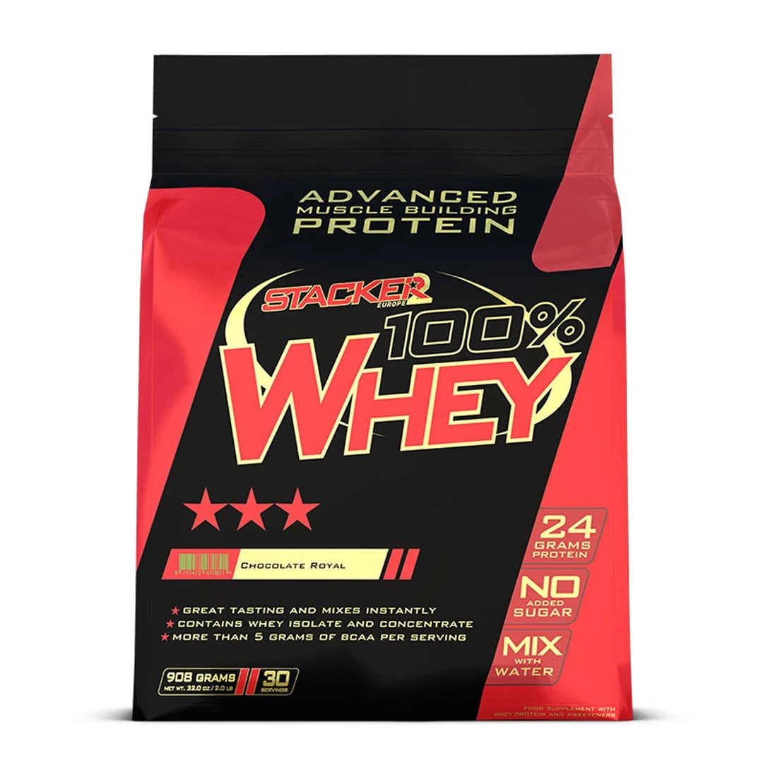 Stacker2 100% Whey 908 g proteinpulver i en röd och svart påse med smaken Chocolate Royal.