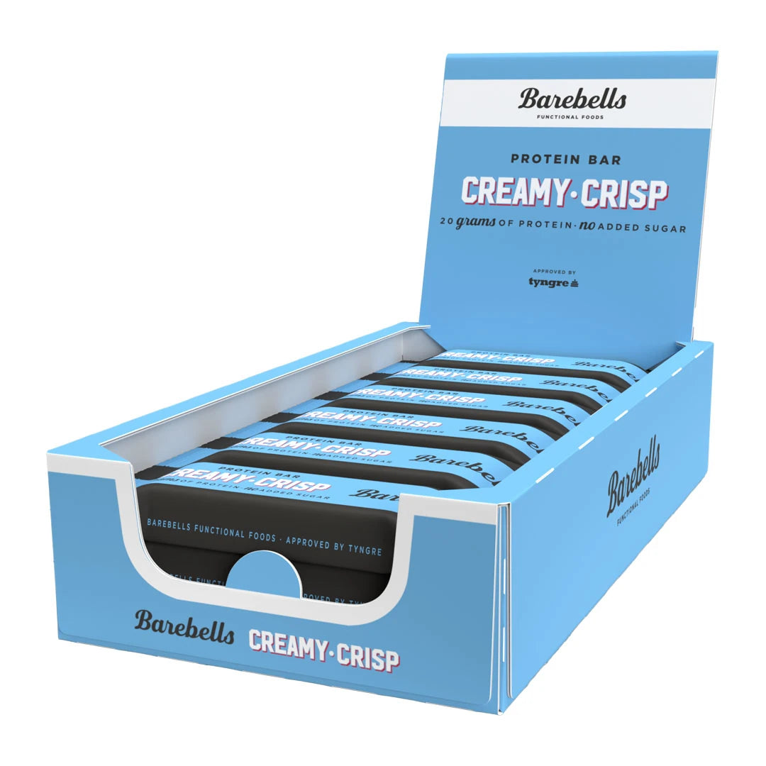 12 x Barebells Protein Bar 55 g Creamy Crisp i en ljusblå låda fylld med svarta och blå proteinbars.