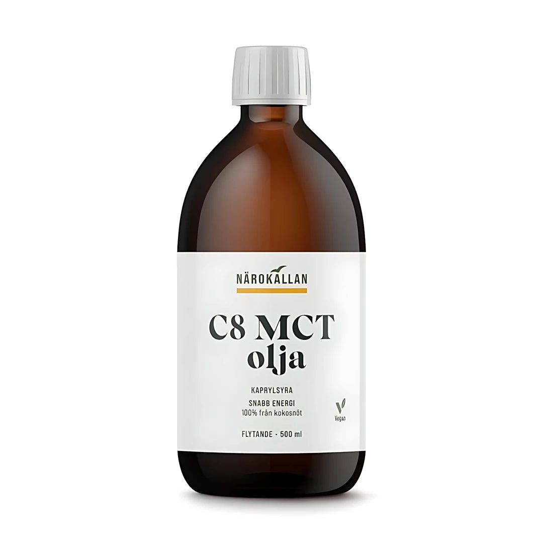 Närokällan C8 MCT Olja 500 ml i en mörk glasflaska med vit etikett och text om snabb energi och kaprylsyra.