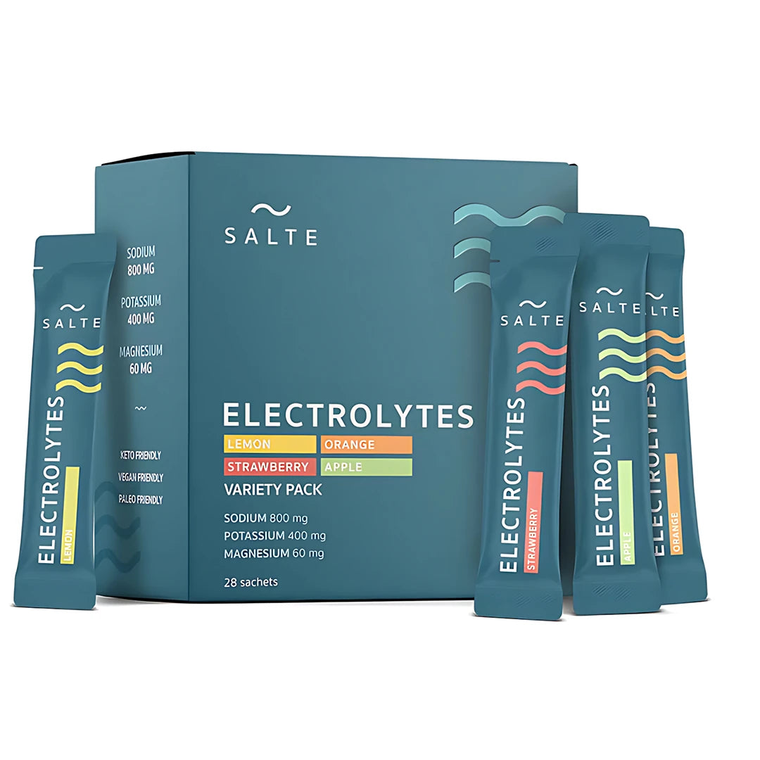 Salte Elektrolyter Variety 28-pack förpackad i en blågrön box tillsammans med fyra dospåsar i olika smaker.