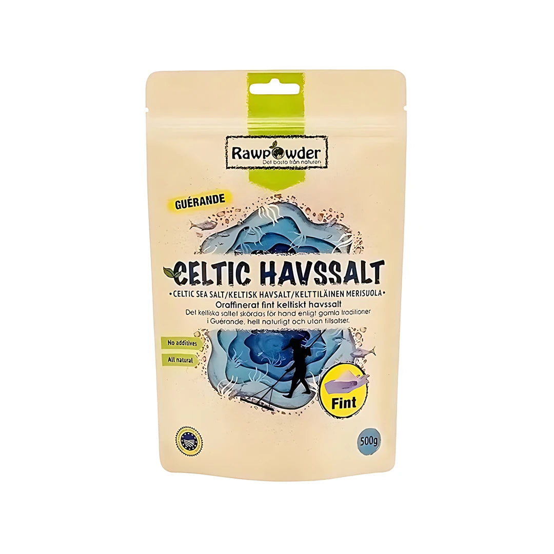 Rawpowder Celtic Havssalt Fint 500 g, förpackat i en beige påse med blå havsmotiv.