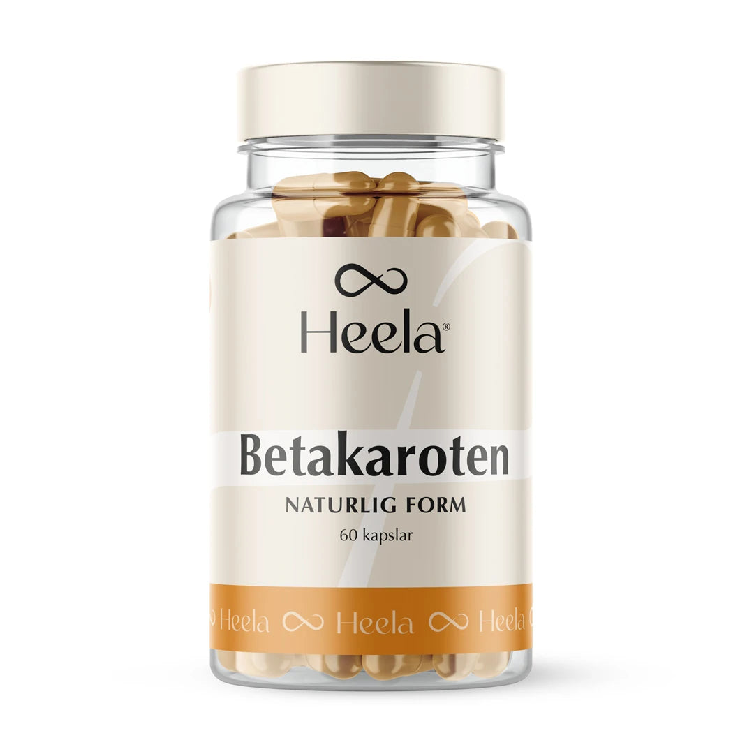 Heela Betakaroten 25 mg 60 caps i en transparent burk med beige etikett och vita detaljer, fylld med guldfärgade kapslar.