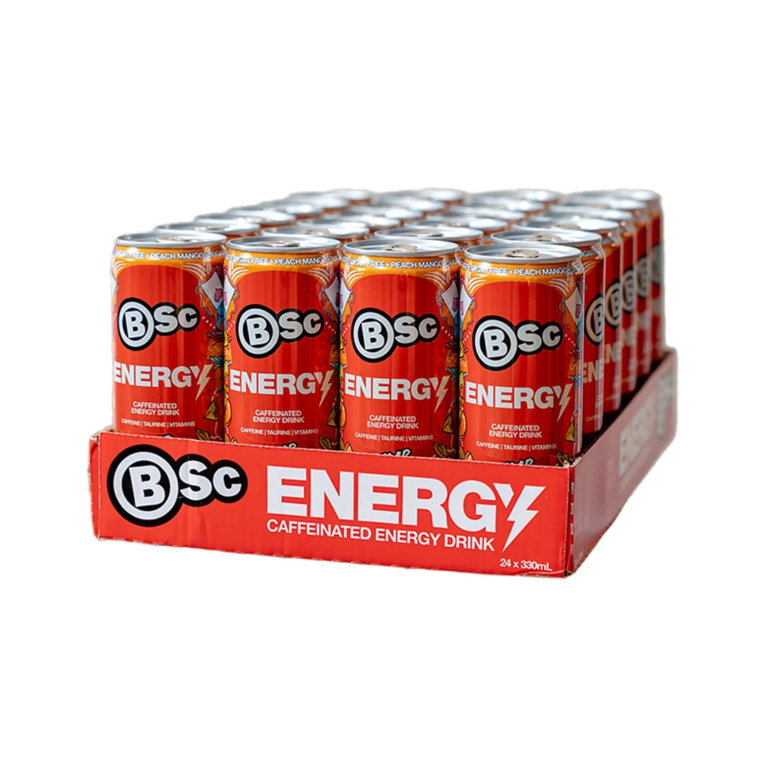 24 x BSc Energy Drink 330 ml Peach Mango i ett rött pappflak med matchande orange och röda burkar.
