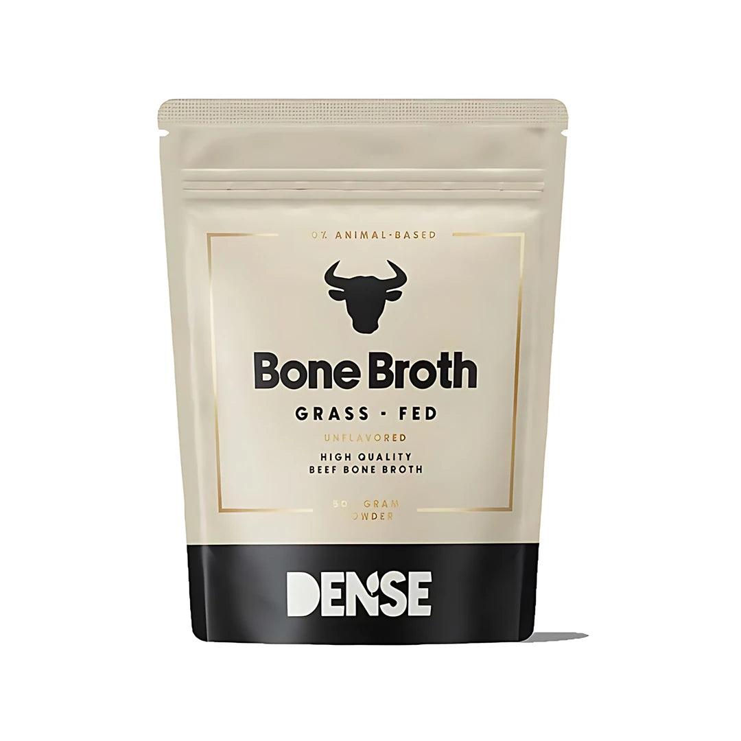 Dense Bone Broth 500 g benbuljongpulver från gräsbetande djur i en beige påse med svarta och guldiga detaljer.