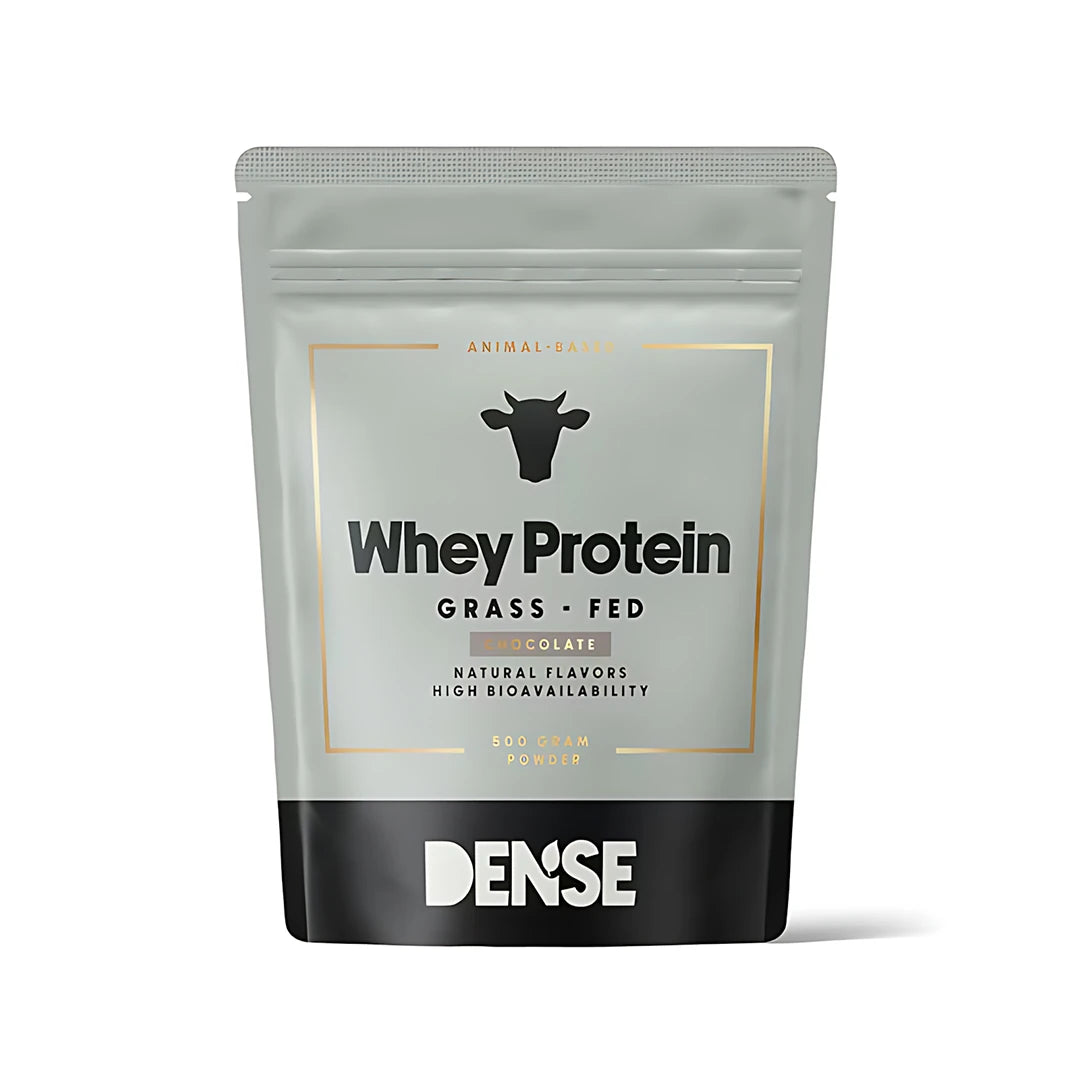 Dense Vassleprotein 500 g proteinpulver förpackat i en grå påse med svarta och guldfärgade detaljer.