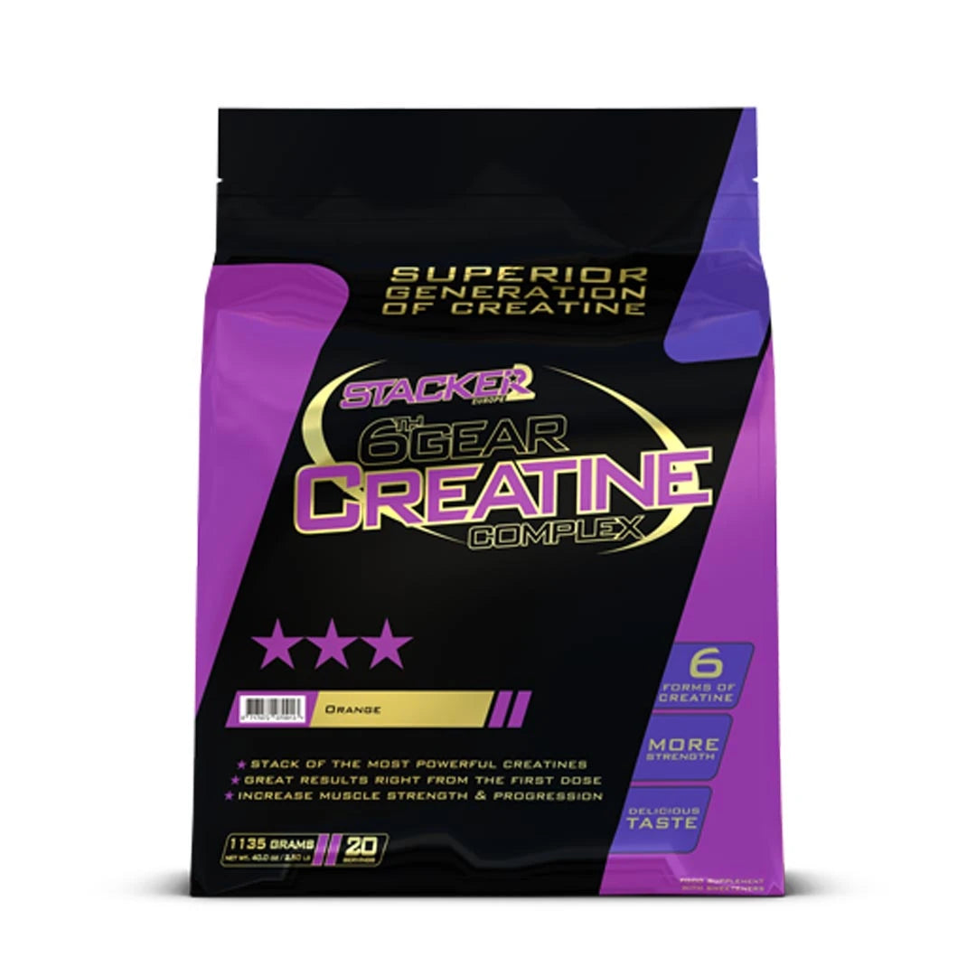 Stacker2 6Th Gear Creatine Lemon 1135 g kreatinblandning i en lila och svart påse med gulddetaljer.