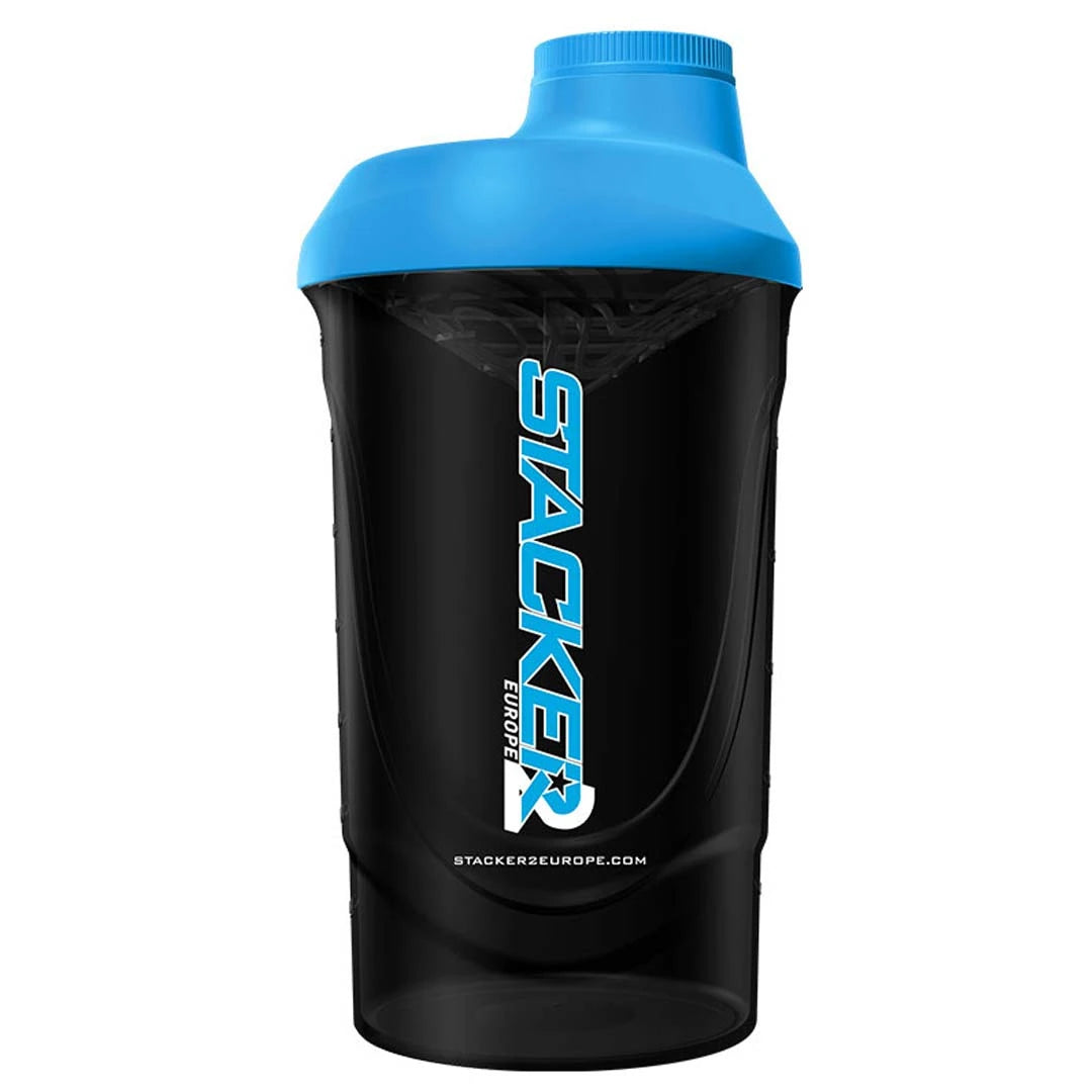 Stacker2 Europe Shaker Bottle 600 ml, en stilren svart shaker med ljusblått lock och skruvkork.