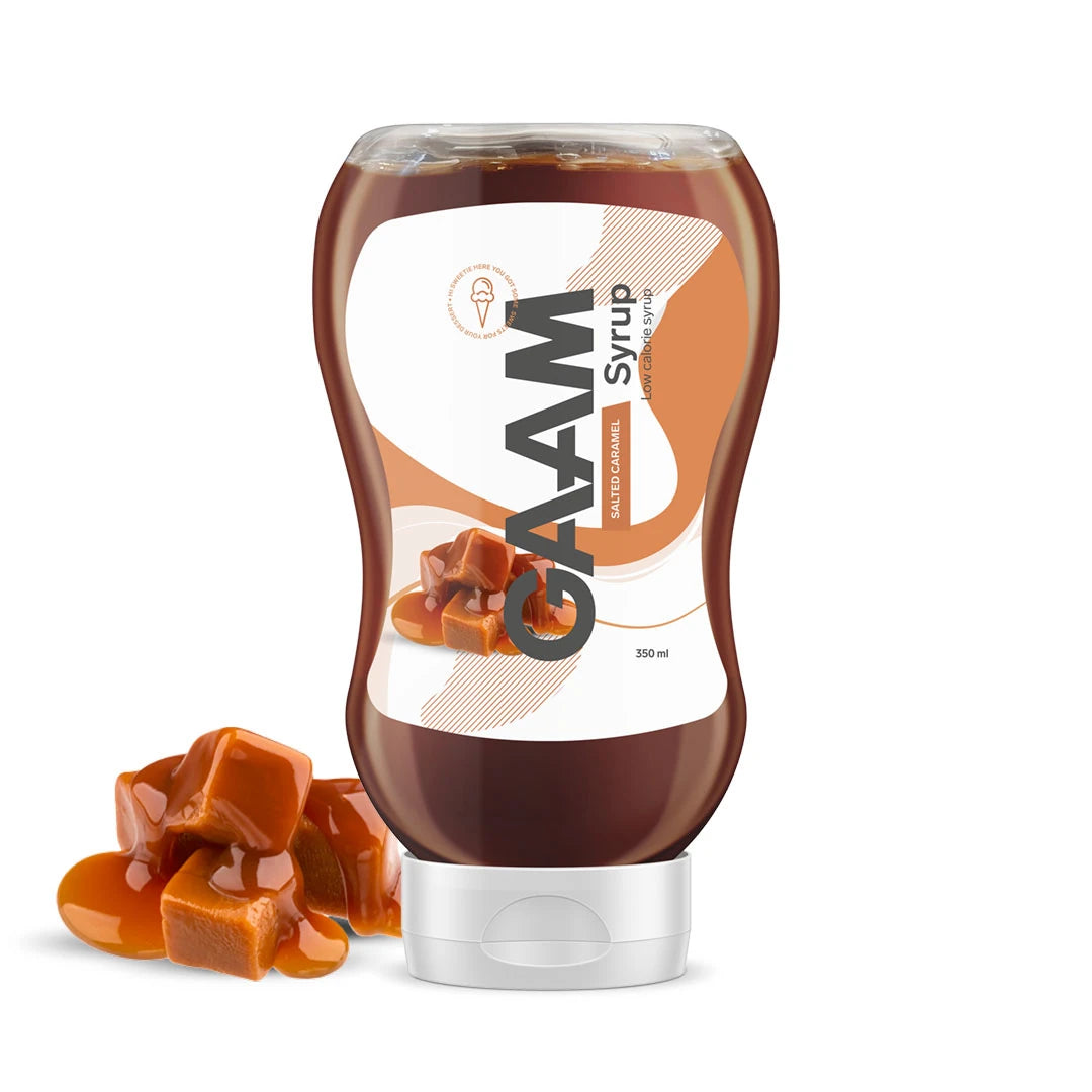 GAAM Syrup 350 ml i en genomskinlig plastflaska med vit kork, visad med kolabitar för smaken Salted Caramel.