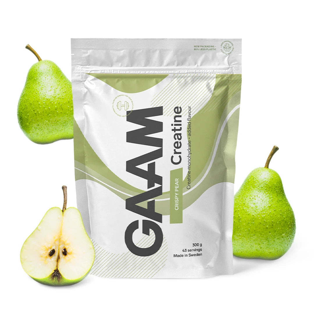GAAM Creatine 300 g kreatinpulver i en vit påse med ljusgröna detaljer, omgiven av päron för smaken Crispy Pear.