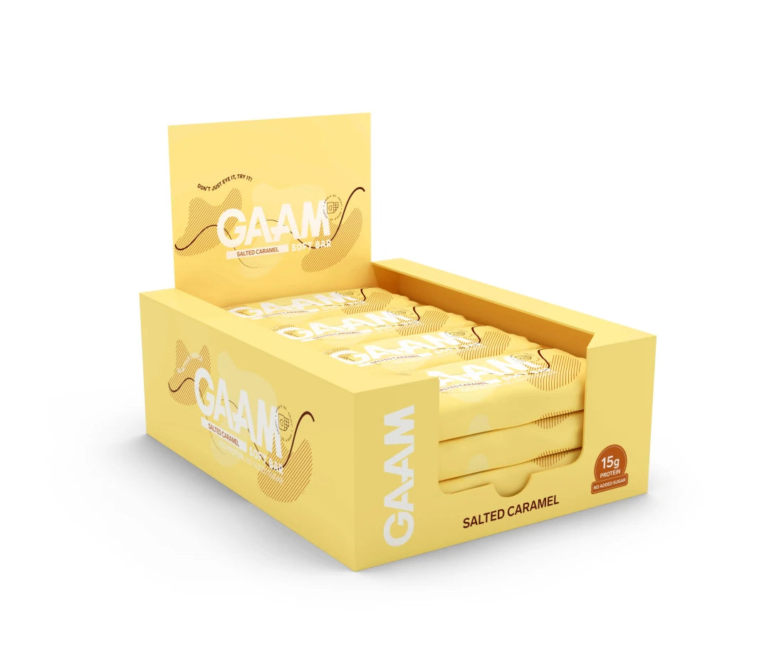 12 x GAAM Soft bar 45 g Salted Caramel i en gul displaykartong fylld med proteinbars.