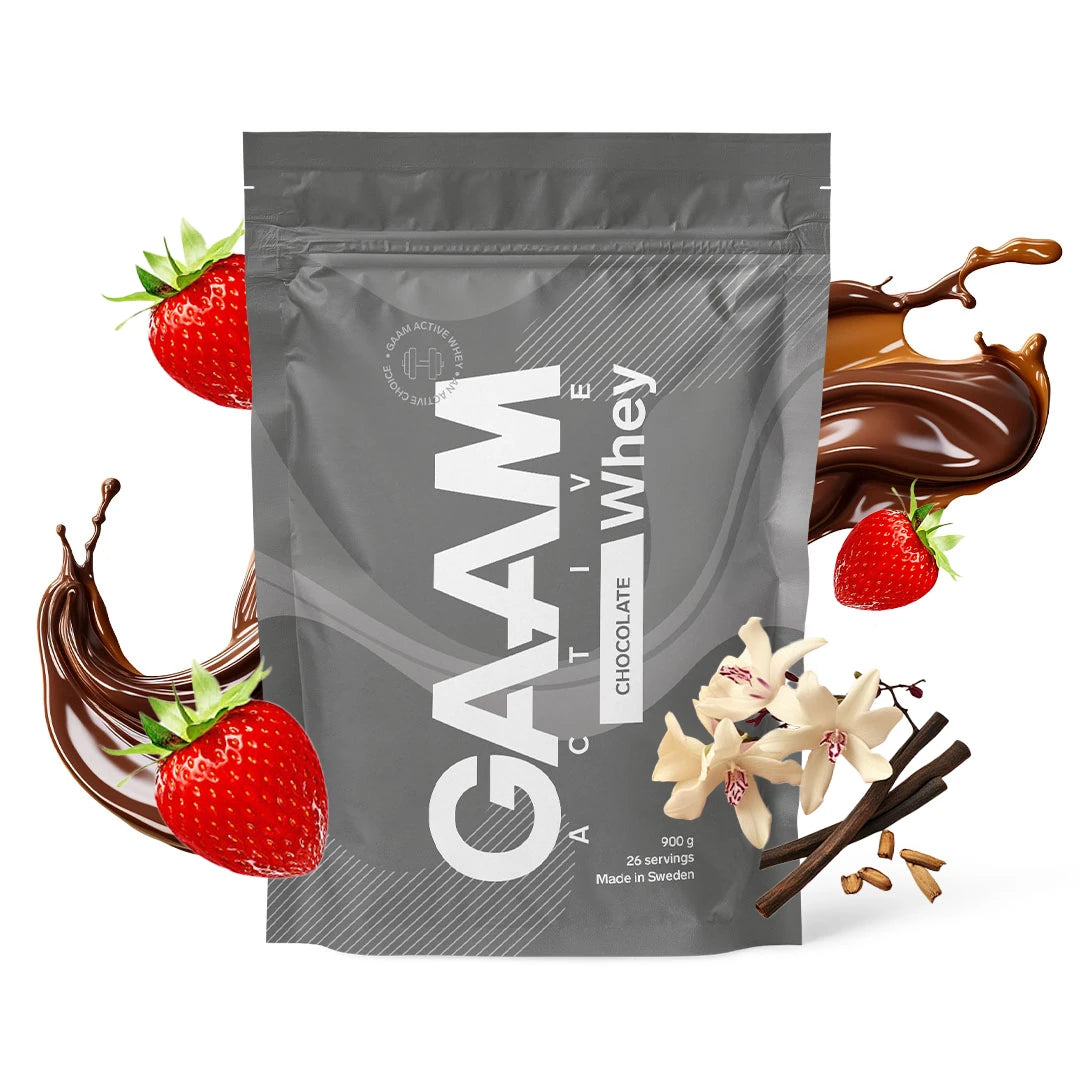 GAAM Active Whey 900 g proteinpulver i en grå påse, omgiven av choklad, jordgubbar och vaniljblommor.