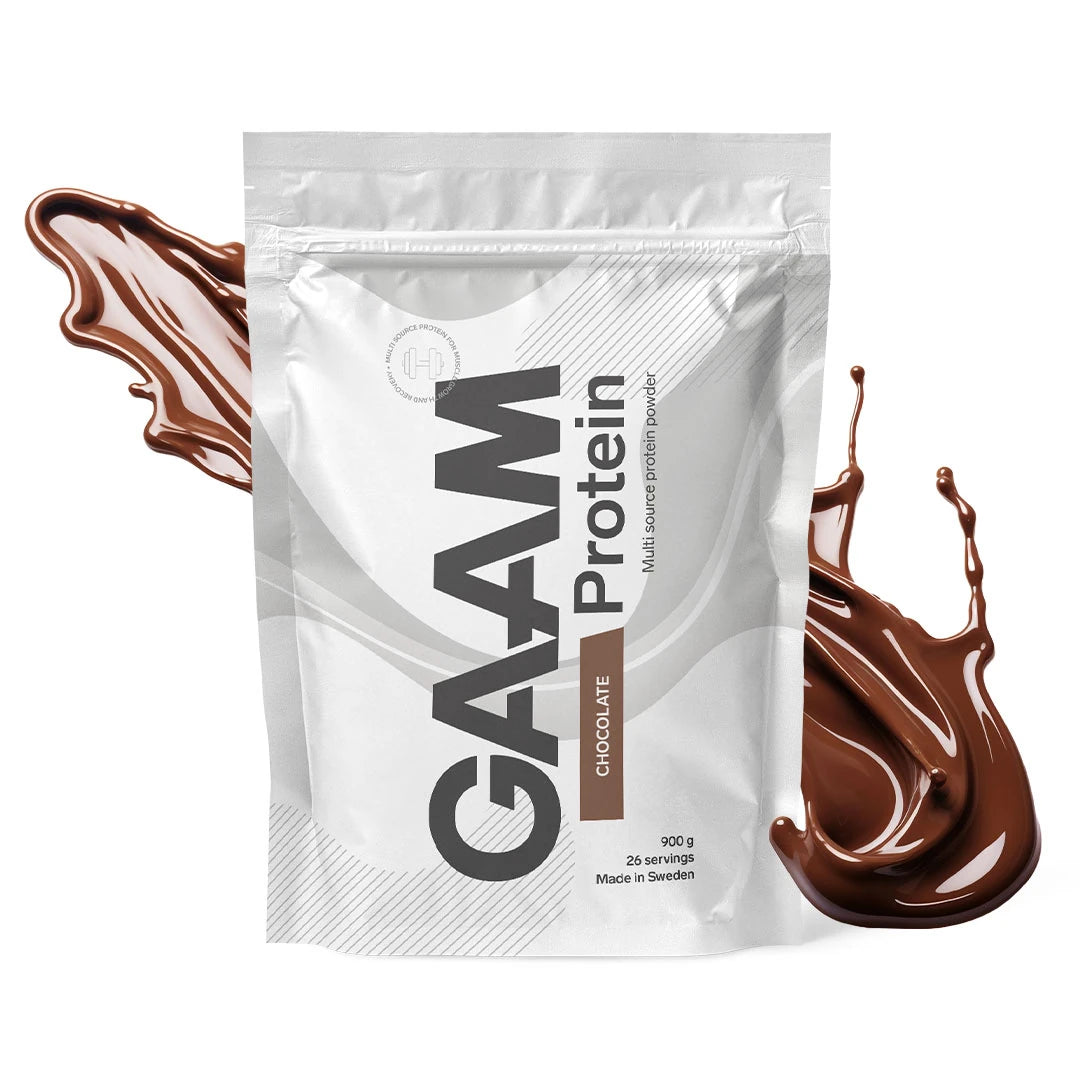 GAAM Protein 900 g proteinpulver i en vit påse med smaken Chocolate, omgiven av en stänkande chokladdryck.