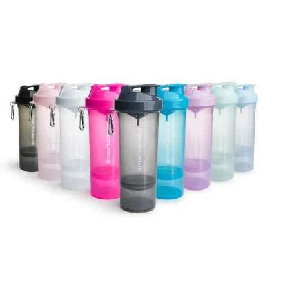 Smartshake Slim 500 ml shaker i plast, uppställd i flera olika livfulla färger med en mörkgrå i förgrunden.