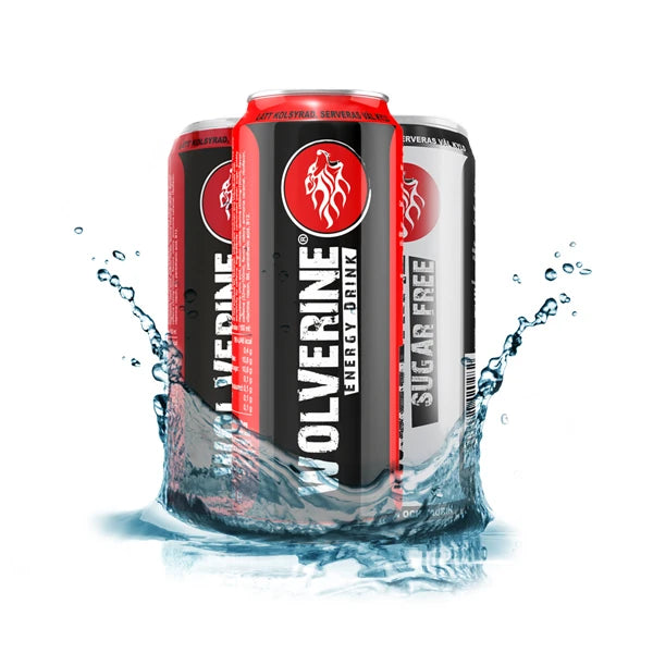 Tre burkar Wolverine Energy Drink 250 ml omgivna av ett uppfriskande vattenstänk, med smakerna Original och Sugarfree i fokus.