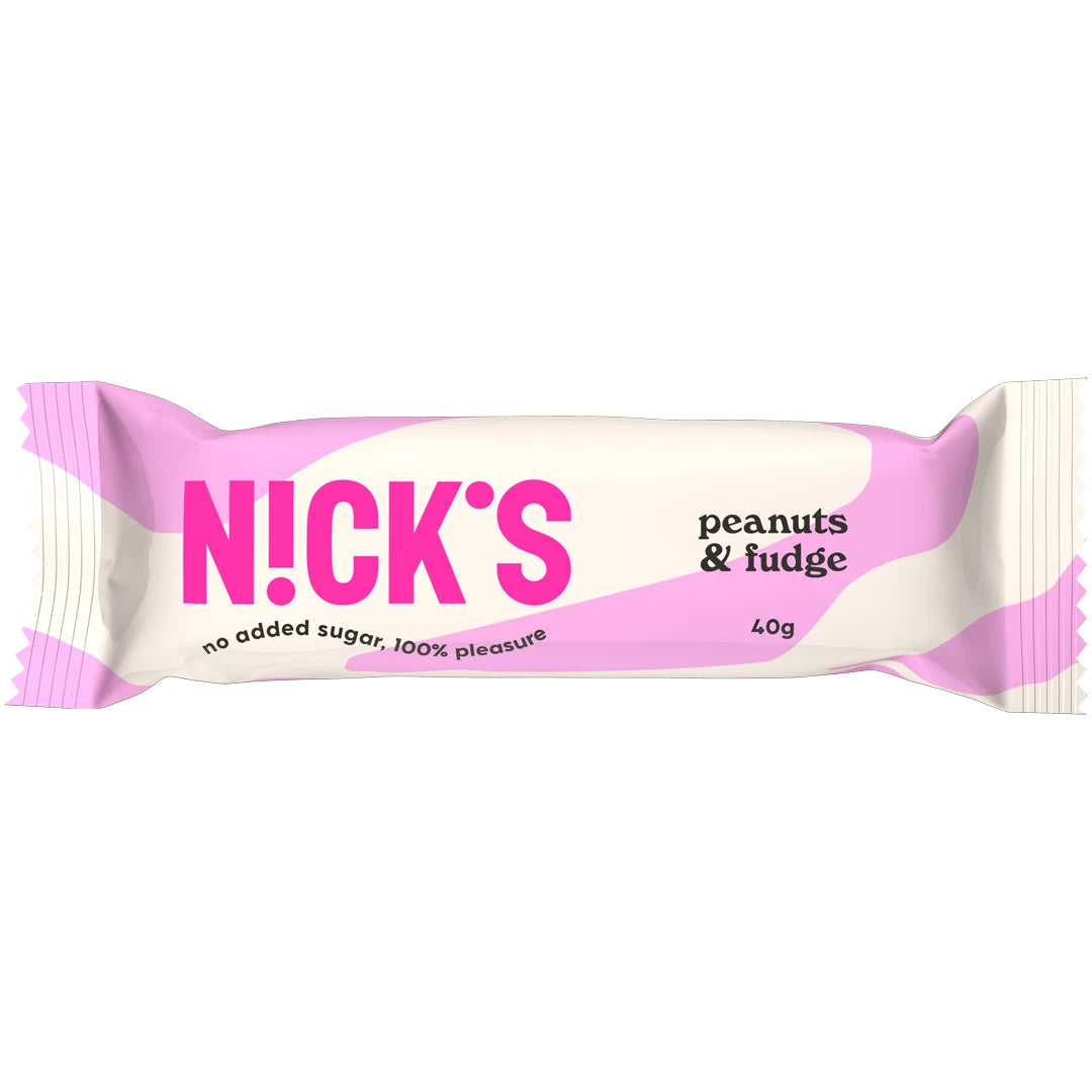 Nicks Peanuts & fudge 40 g chokladbar i en vit förpackning med rosa detaljer.