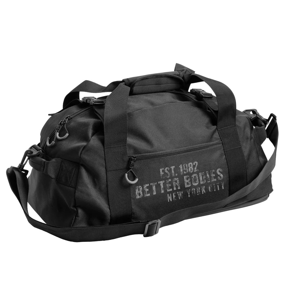 Better Bodies BB Gym Bag Black, en praktisk och rymlig svart träningsväska i slitstark polyester med tryckt logotyp.