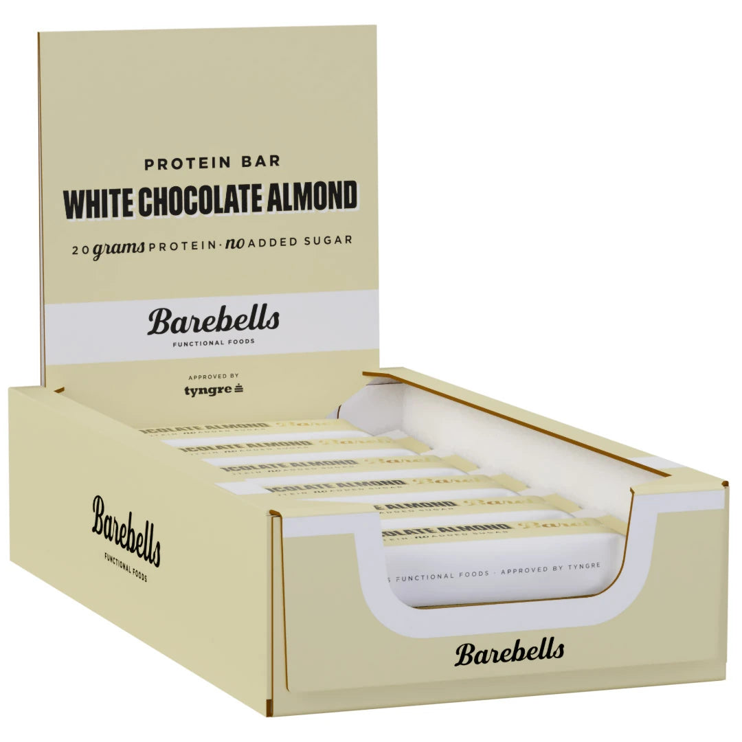 12 x Barebells Protein Bar 55 g White Chocolate Almond i en beige displaykartong med vita detaljer och svarta texter.