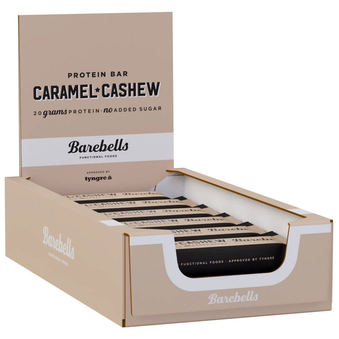 12 x Barebells Protein Bar 55 g Caramel and Cashew i en beige displaylåda med svarta och beiga proteinbars.