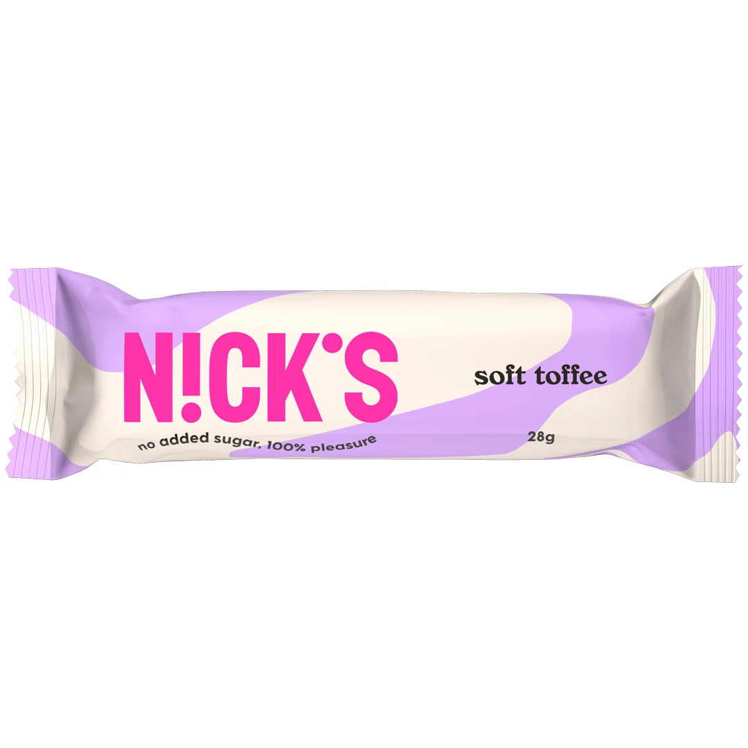 Nicks Soft Toffee 28 g chokladbar utan tillsatt socker i en vit och lila förpackning med rosa logotyp.